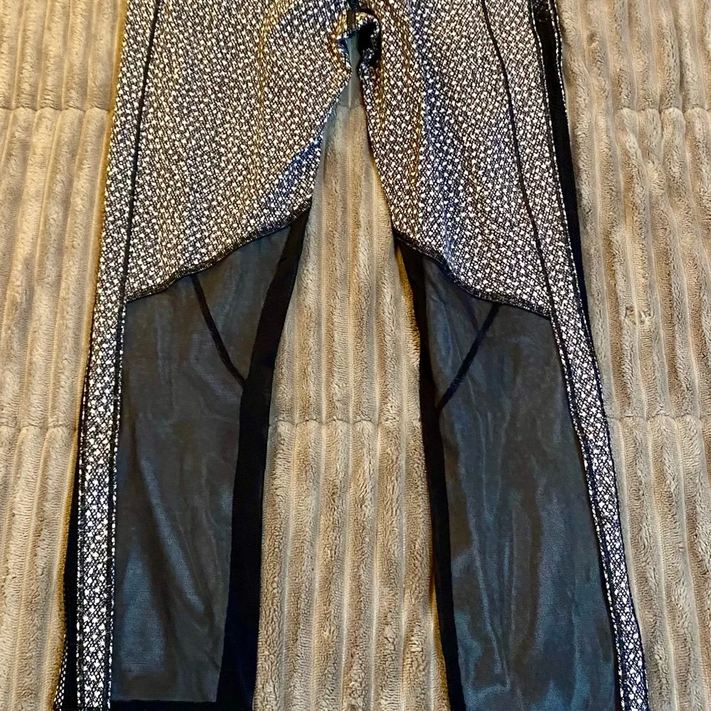 Lululemon Hit It Tight Athletic Women’s Black White Mesh Detail Sexy Pattern 2